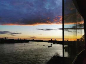Homestay Room in flat with stunning Thames river view